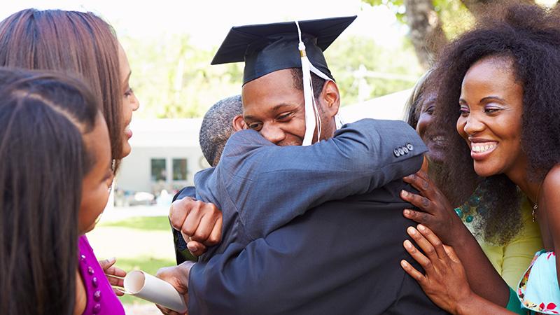 非裔美国学生微笑庆祝毕业